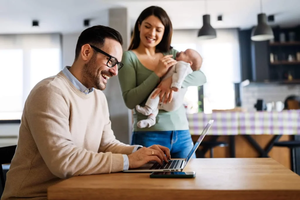 Imagem de um jovem casal em casa com um bebê para ilustrar matéria sobre o Minha Casa, Minha Vida 2025
