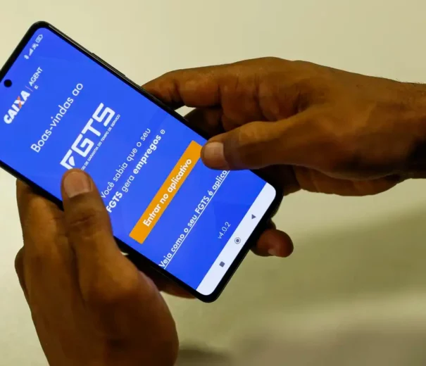 Foto que ilustra matéria sobre o Certificado de Regularidade do FGTS (CRF) mostra um aparelho celular em foco com o aplicativo do FGTS na tela (Foto: Joédson Alves/Agência Brasil)